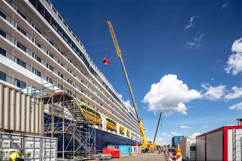 The LTM 1250-5.1 was set up with a hydraulically adjustable lattice fly jib to complete hoists over the edge of the ship at a height of around 50 metres