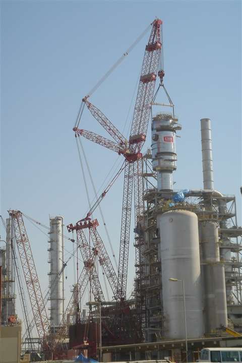 Mammoet cranes install 740 tonne reactor at Sohar Refinery in Oman