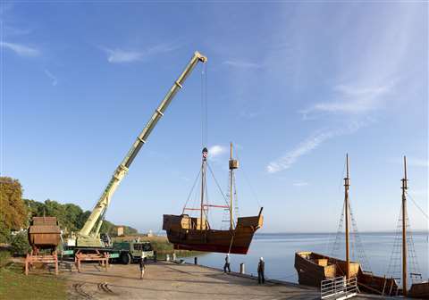 The LTM 1100-5.2 moves the second boat safely onto dry land
