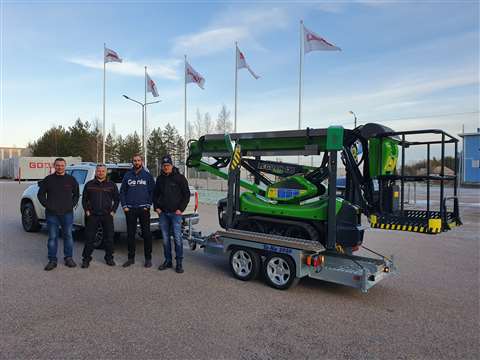 liftexperten 1 team in front of a Leguan Lifts model
